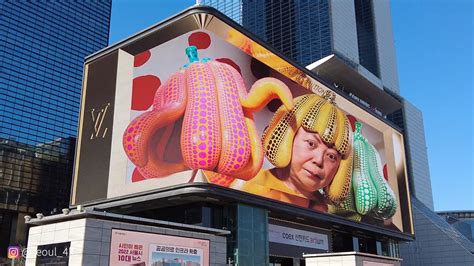 louis vuitton 3d billboard